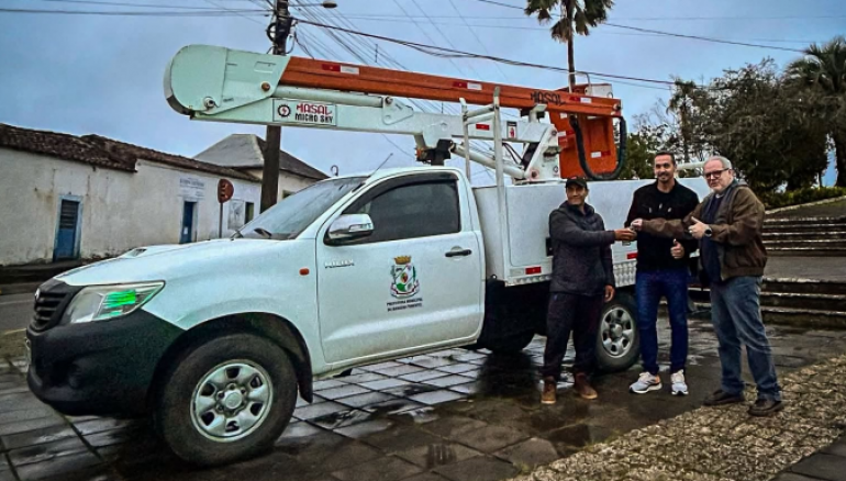 O Munic�pio de Mariana Pimentel adquiriu, com recursos pr�prios, uma picape 4x4 equipada com cesto a�reo, destinada � Secretaria Municipal de Obras e Servi�os P�blicos.